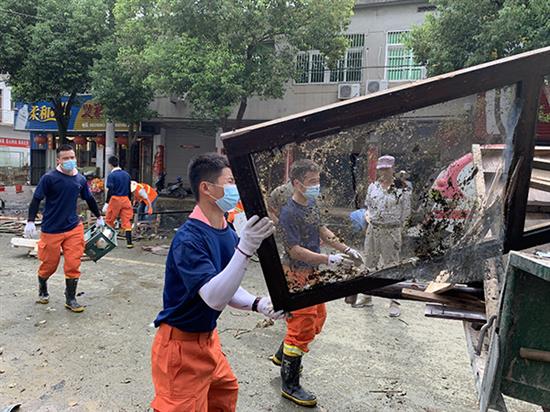 2020年8月6日，安徽省巢湖市柘皋镇，上海消防救援总队跨区域增援二编队为受灾区开展清扫、环境消杀等工作。